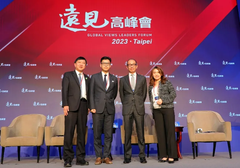 中華郵政公司數位發展執行長陳棟梁（左起）、昇恆昌總經理江建廷、晶華國際酒店集團董事長潘思亮、《遠見雜誌》執行副總編輯林讓均，同場探討服務業創新與升級心法。黃菁慧攝