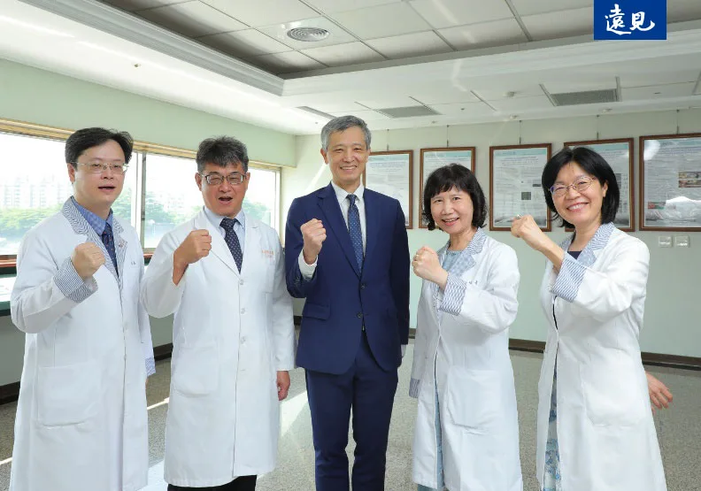 高雄長庚醫院在院長王植熙（中）、副院長林志哲（左二）、藥劑部部主任王郁青（右二）的帶領下，以數位藥事創新照護，推動全院數位轉型。黃菁慧攝