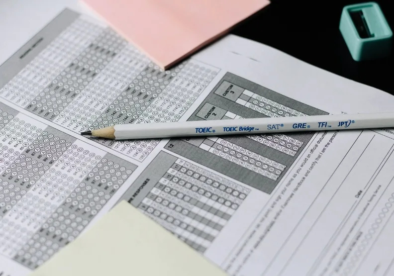 多益測驗台灣區總代理忠欣公司，更是所有員工每年都要考多益，進行「英語力大健檢」。僅為情境示意，Unsplash by Nguyen Dang Hoang Nhu 