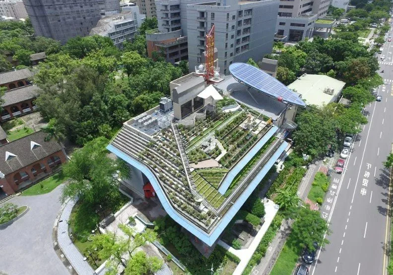 國立成功大學孫運璿綠建築研究大樓為臺灣第一座近零碳建築，對於推動 2050 淨零建築轉型，極具示範帶動意義。