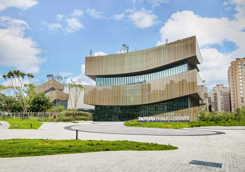 全台最美綠建築圖書館：桃園市新總館9月開始正式營運，但自去年底的試營運階段早人氣滿滿。取自桃園觀光導覽網
