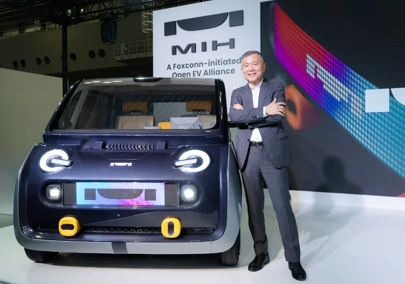 MIH聯盟執行長鄭顯聰於Japan Mobility Show正式發布Project X三人座概念車。MIH提供