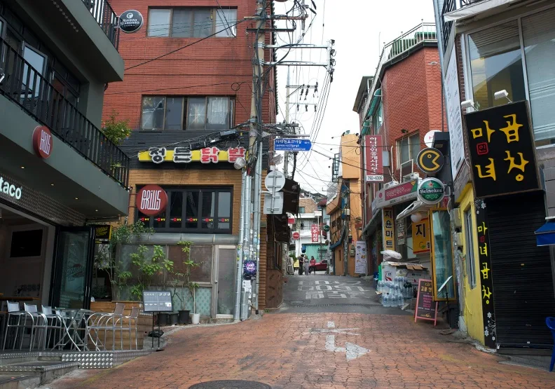 梨泰院事故悼週年：時至今日，梨泰院依舊清冷，部分小店也黯然退場。圖片僅為示意，Flickr by Aleksandr Zykov