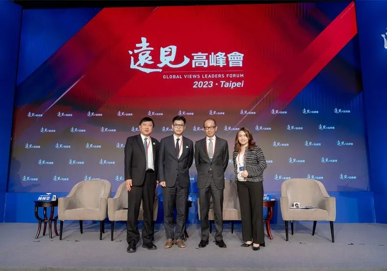 中華郵政公司數位發展執行長陳棟梁（左起）、昇恆昌總經理江建廷、晶華國際酒店集團董事長潘思亮、《遠見雜誌》執行副總編輯林讓均，同場探討服務業創新與升級心法。