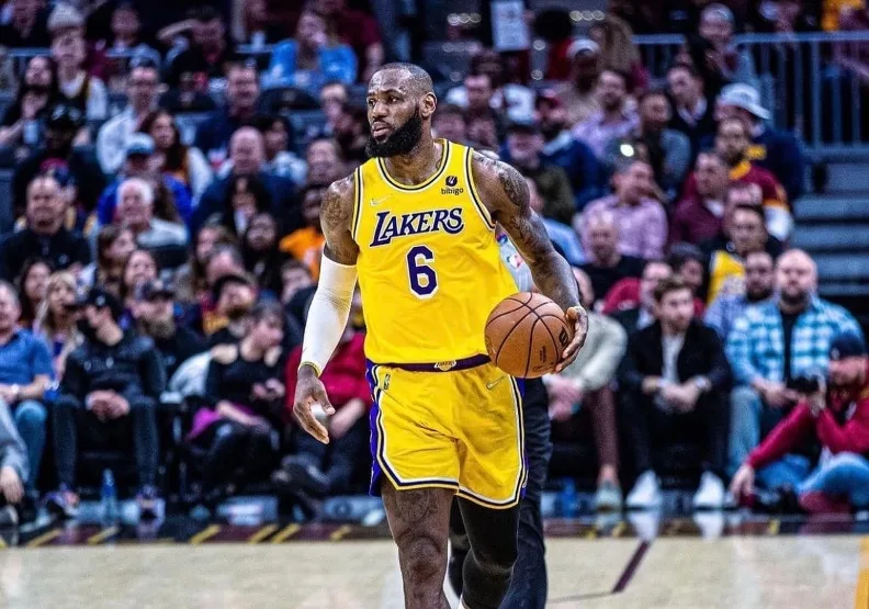 放眼NBA全聯盟，「詹皇」詹姆斯並不是本賽季所有球員中薪資最高，但卻是收入最高。取自LeBron James臉書