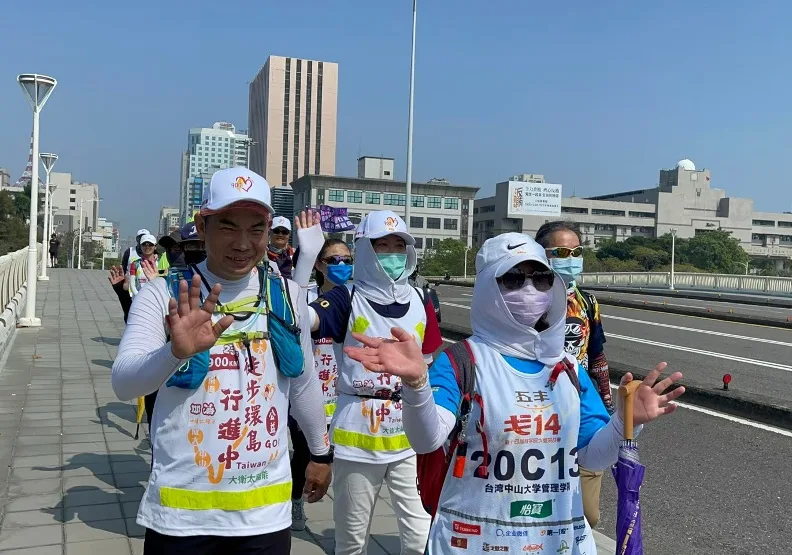 一場走一公里捐1000元的徒步環島正在國內EMBA圈串連興起！圖為活動第23天，屏東車站至高雄中山大學路途。中山大學EMBA提供