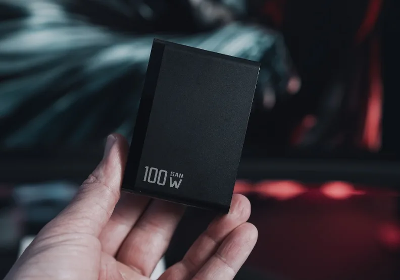 目前四大航空公司針對行動電源，已有最新規範。僅為情境示意，Unsplash by Onur Binay