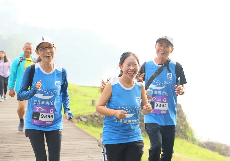 上週日，在日月潭環湖馬拉松賽中，有一個由百人組成的「千歲跑團」，其中不少是年過70的高齡長者。亞培台灣提供