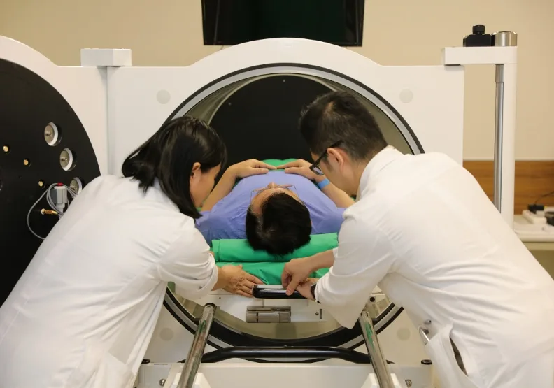 新光醫院高壓氧中心提供健保、自費服務。新光醫院提供