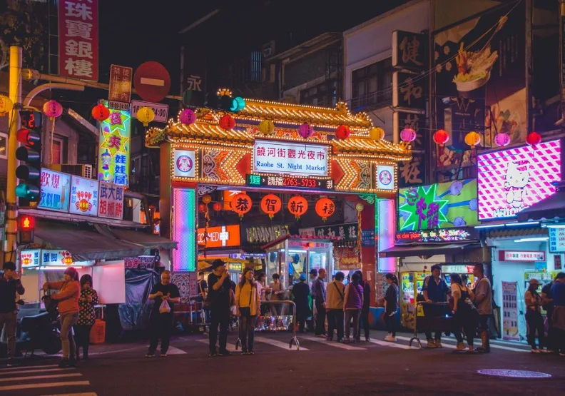 走在夜市，會發現新奇的中國小吃越來越多。圖為饒河夜市，Unsplash by Vernon Raineil Cenzon