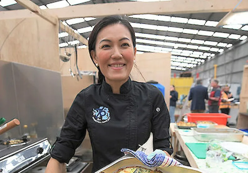 台籍女主廚謝伽欣將在艾傑華斯大衛大本營待上3個月，在距離最近補給站凱西站遠達450公里的廚房裡，設法滿足42人的飲食需求。取自@AusAntarctic twitter