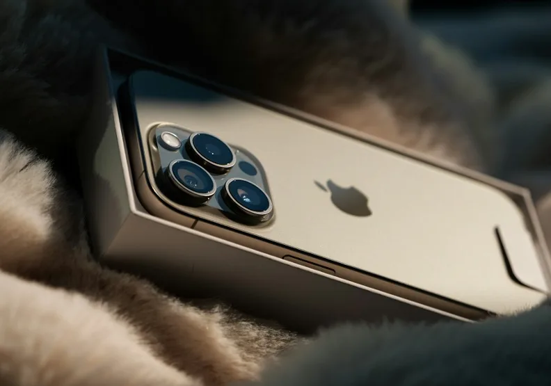 分析師預期，蘋果明年iPhone 16系列將整合生成式AI功能，麥克風規格升級將是關鍵之一。（僅為情境示意圖）取自Unsplash