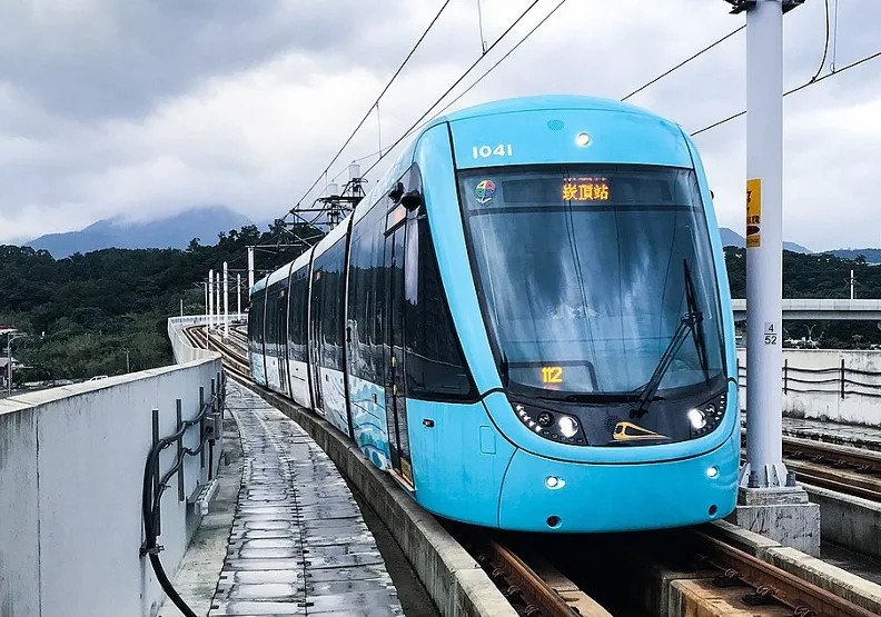 依據實價登錄資料，雙北所有捷運線底站，捷運淡水站房價最低，只有2字頭，即便是擁有淡海輕軌的淡海新市鎮，也僅3字頭左右。wikimedia commons by Subscriptshoe9