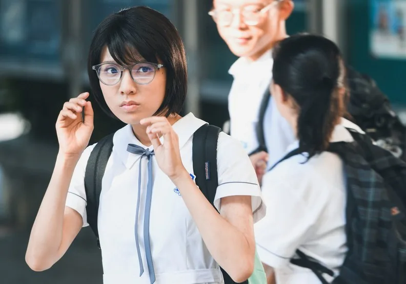 香港演員鍾雪瑩角逐金馬影后，揭開作詞人背後的苦衷。鬆鬆影視