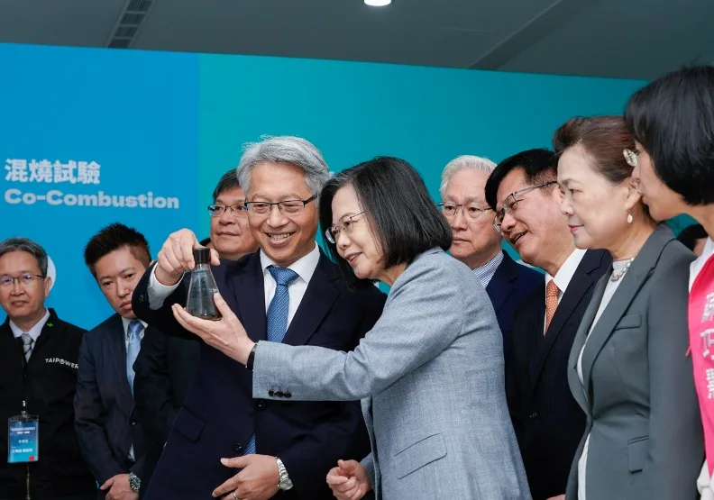 中研院廖俊智院長向蔡英文總統展示「去碳燃氫」裂解過程產生的固態碳。中研院提供