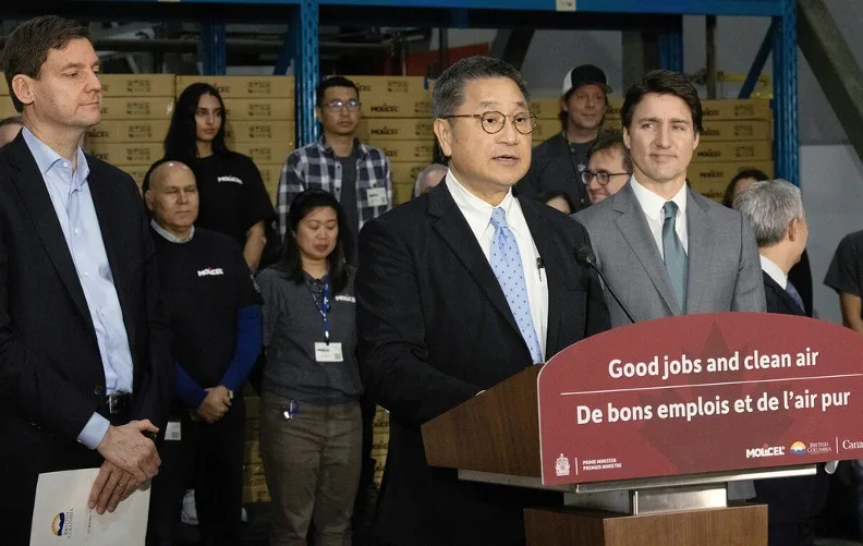 加拿大總理杜魯道（Justin Trudeau）（前右）14日赴台泥旗下能元科技位於溫哥華的基地參訪，並與台泥企業團董事長張安平（前中）共同宣布，將在當地打造高性能三元鋰電池電芯廠，預計2024年動土、2028年投產，產能2.8GWh。台泥提供