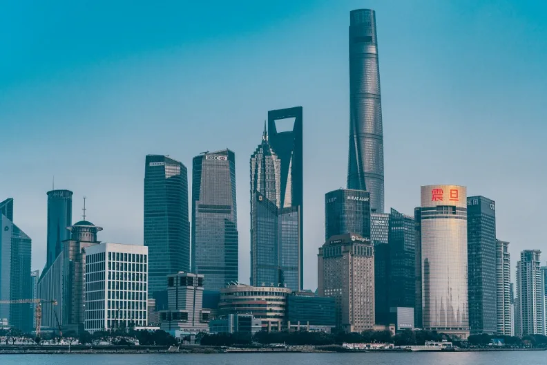 彭博報導指出，中國人民銀行提供資金支持總規模將至少達到人民幣1兆元（新台幣4.4兆元）的低成本借貸，以期能助力穩定低迷的房地產市場，。取自Unsplash