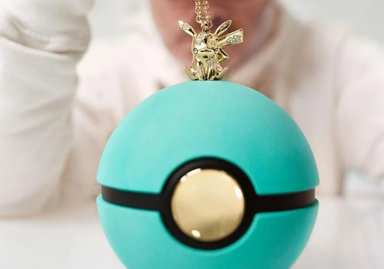 Tiffany & Arsham Studio & Pokémon寶可夢聯名系列，最大亮點商品屬「皮卡丘18K黃金鑲鑽項鍊」，其更特別設計Tiffany Blue® Poké Ball精靈球裝載。TIFFANY & CO.提供