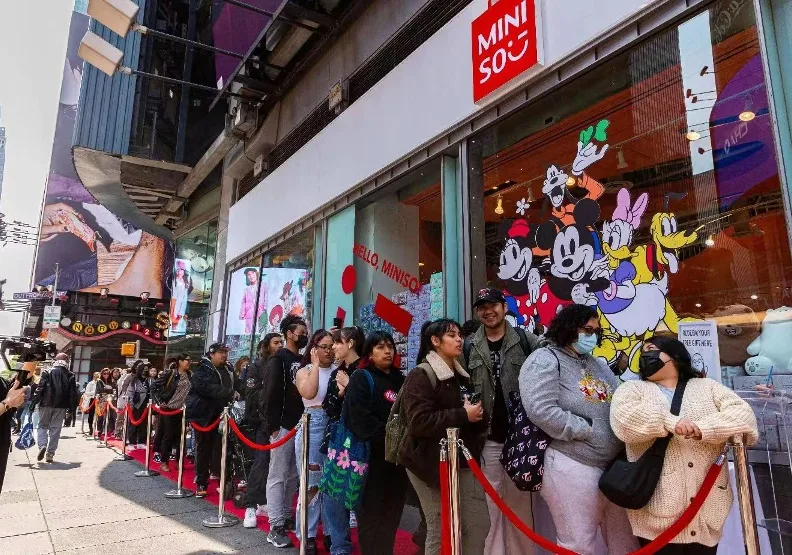 名創優品紐約時代廣場店開業，顧客在店外排隊。取自名創優品官網
