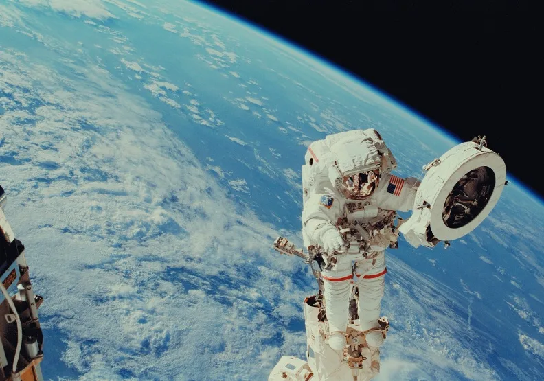一個太空人於國際太空站（ISS）執行例行性太空漫步任務期遺失的工具包，現正繞著地球軌道運行，成了夜空中最新一顆人造「星星」。Unsplash by NASA