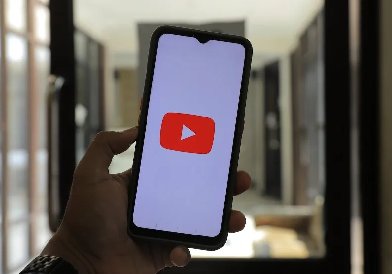 YouTube Premium無廣告訂閱服務家庭方案，可供6個帳戶使用，不少民眾共享方案來節省開銷。取自Pexels