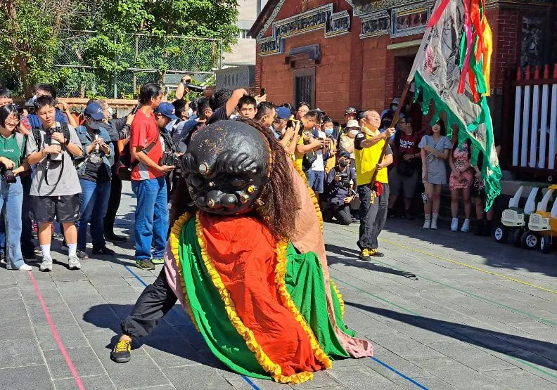 大龍峒金獅團舞獅是「170週年大稻埕國際老街文化節」壓軸，熱鬧的氛圍引人駐足。林信男攝