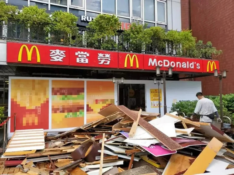 全台灣第一間麥當勞位於台北民生東路、敦化北路口，為迎接40週年，麥當勞民生店已經自11月14日前暫時閉店整修。取自聯合新聞網，陳睿中攝