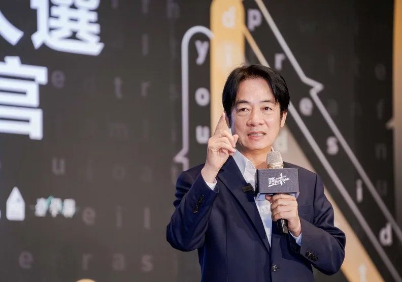 賴清德抵達台大集思會議中心與EMBA學生座談，全場演說即興發揮，沒有看事前準備的小抄，也沒有其他幕僚支援，似乎要告訴大家自己對國政的嫻熟。取自賴清德臉書