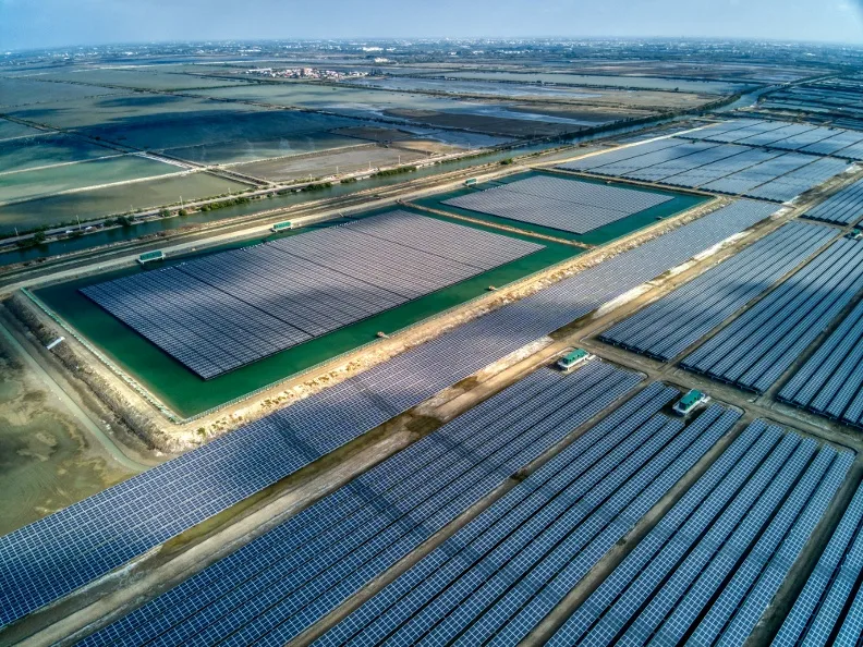 綠電發展是國際趨勢，對台灣總體經濟及戰略地位極為關鍵。（圖為台電台南鹽田光電場）