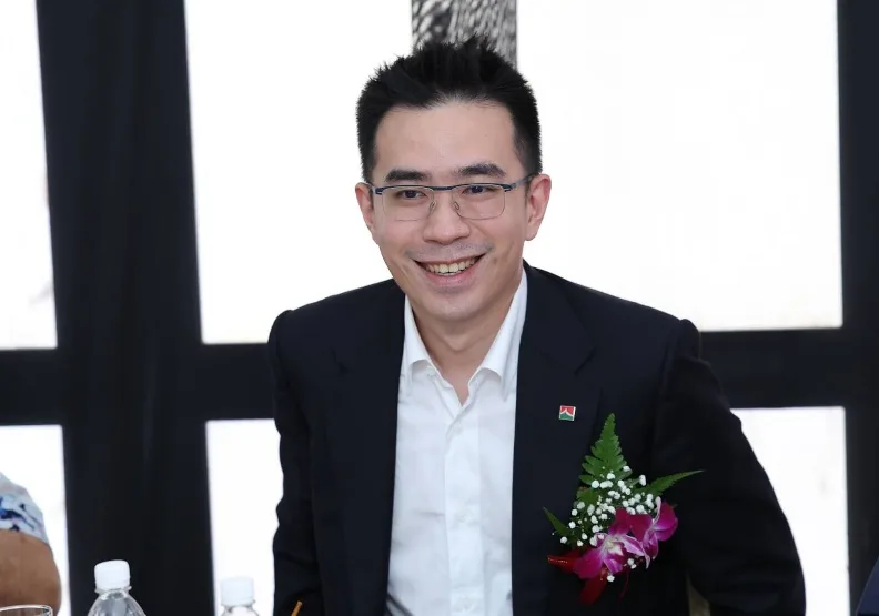 信義企業集團觀光旅遊事業群總監周君澔為東馬觀光事業規劃的關鍵人物。信義房屋提供