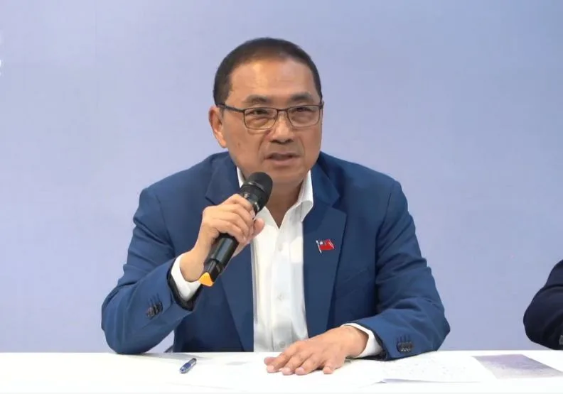 國民黨總統參選人侯友宜今天召開臨時記者會，呼籲民眾黨主席各派2專家，明全程直播重新判定9份民調。取自臉書@侯友宜