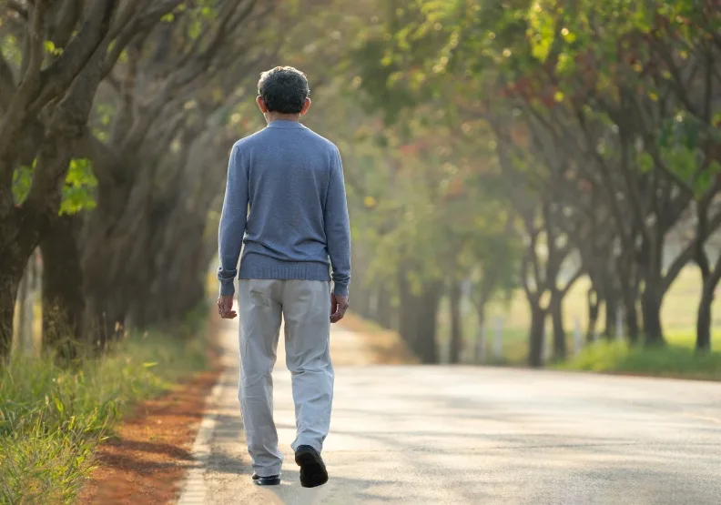 數據顯示，每日健走達7500步的保戶，住院醫療發生率比其他人低25％。僅為情境配圖，取自Shutterstock