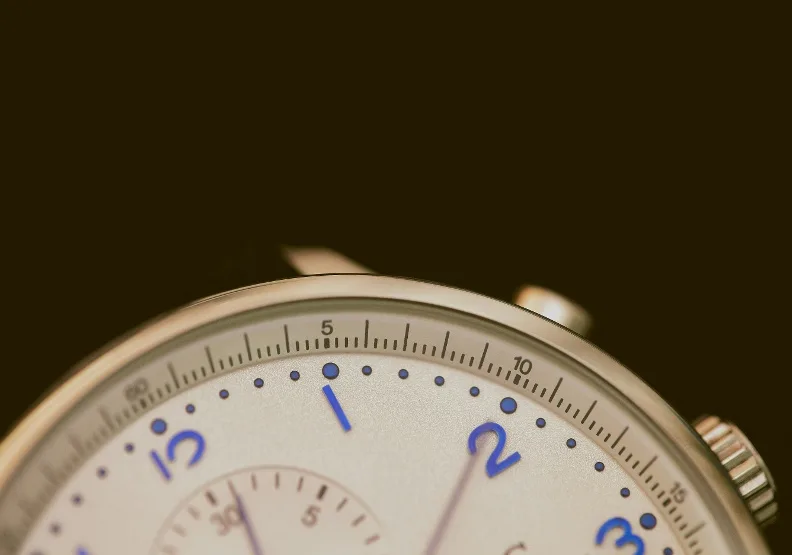 生理時鐘不只是睡眠習慣，更會影響專注力、決策品質與情緒反應。Unsplash by Agê Barros