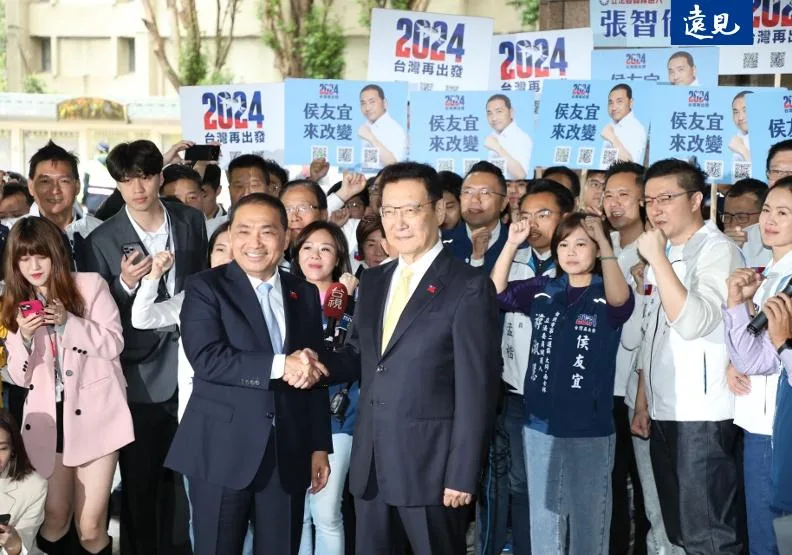 今早國民黨中常會通過副總統候選人提名案，人選確定是中廣董事長趙少康，兩人接著奔赴中選會參選登記。張智傑攝