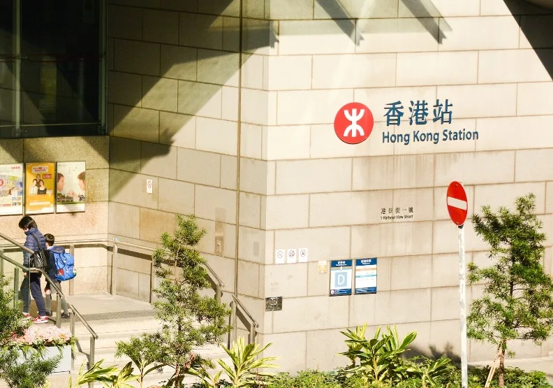 由於股市低迷，成交不足，過去3年來香港有超過100家券商停業。取自Unsplash