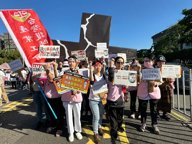 從今年初，護理荒議題便占據各大媒體版面，近日「黑十字運動」又有醫護上街頭。李加祈攝