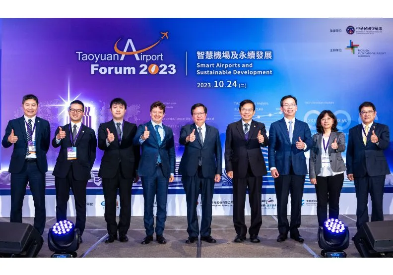 機場公司舉辦「2023桃園機場論壇|智慧機場及永續發展」，國內外產官學研界共同擘劃明日機場藍圖(左起機場公司總經理范孝倫、成田機場航空貨運市場與行銷經理Masashi Yokozuka、關西機場社區域關係經理Daisuke Komine、ACI亞太及中東區域總監Stefano Baronci、行政院副院長鄭文燦、交通部長王國材、民用航空局長林國顯、交通部航政司司長何淑萍、機場公司董事長楊偉甫)