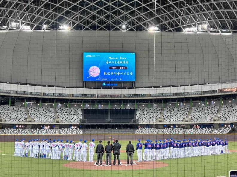 迎接台北大巨蛋初登場，亞洲棒球錦標賽台灣隊與U23世界盃培訓隊於賽前演唱國歌，現場氣氛磅礡。