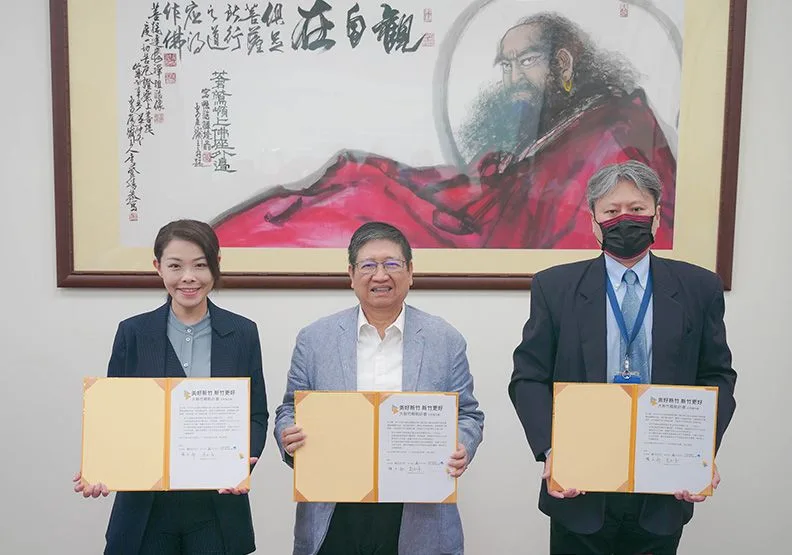突破溝通阻礙，新竹市長高虹安攜手新竹縣長楊文科，以及台灣科學園區科學工業同業公會處長盧秉志簽署共推大新竹輕軌的MOU，未來大新竹輕軌將成為竹竹的新動脈，不僅提升公共運輸機能性，也為雙城發展與民眾生活帶來更多的契機。
