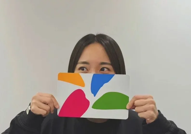 悠遊卡公司特製的4倍大悠遊卡，彷彿照過動漫「哆啦a夢」的放大燈。悠遊卡公司提供