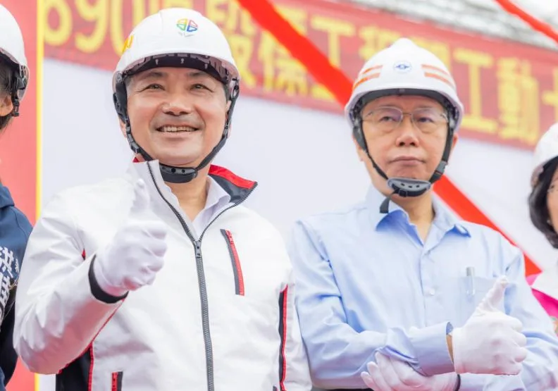 圖／2024總統大選國民黨參選人侯友宜（左）與民眾黨參選人柯文哲。取自臉書「侯友宜」。
