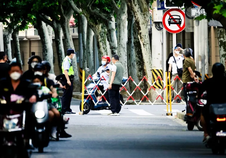 中國新冠疫情升溫，預估8月仍持續上升階段，出國民眾應注意先打疫苗及自我防範。（中國街景情境示意）Unsplash by Xiangkun ZHU