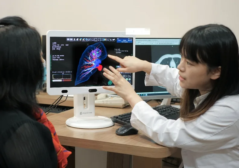 友達、群創面板雙雄，在今年醫療科技展上，不約而同切入3D醫療顯示技術。圖為新光楊采綸醫師以群創提供的裸視3D影像重組系統，進行診療說明。群創提供
