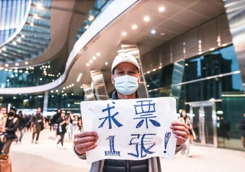 亞洲棒球錦標賽首場比賽為台灣對上韓國，比賽當日有不少球迷在場外求票引發討論。取自聯合新聞網，曾原信攝