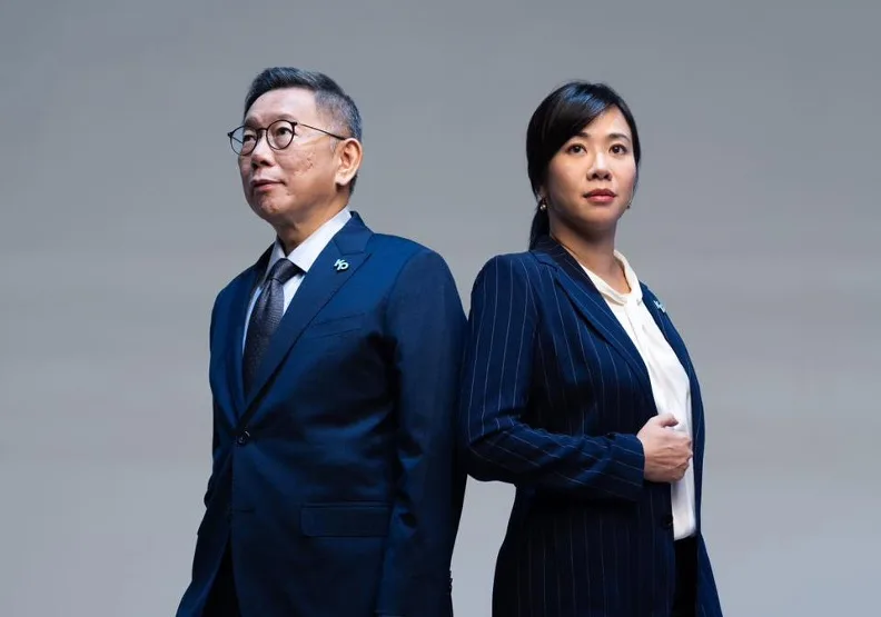 圖／2024總統大選民眾黨參選人柯文哲（左）與副手吳欣盈（右）。取自臉書「柯文哲」。