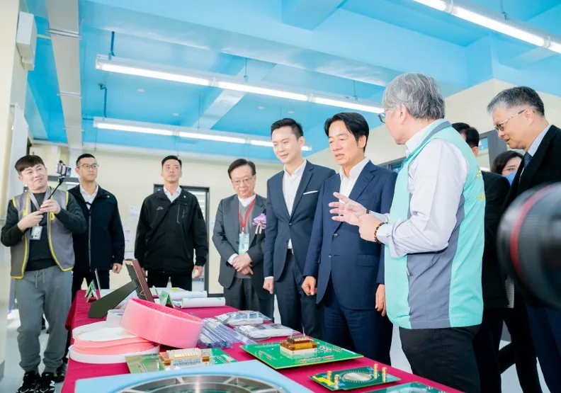 明新科大解說半導體設備廠務基地教學環境及設備。教育部提供