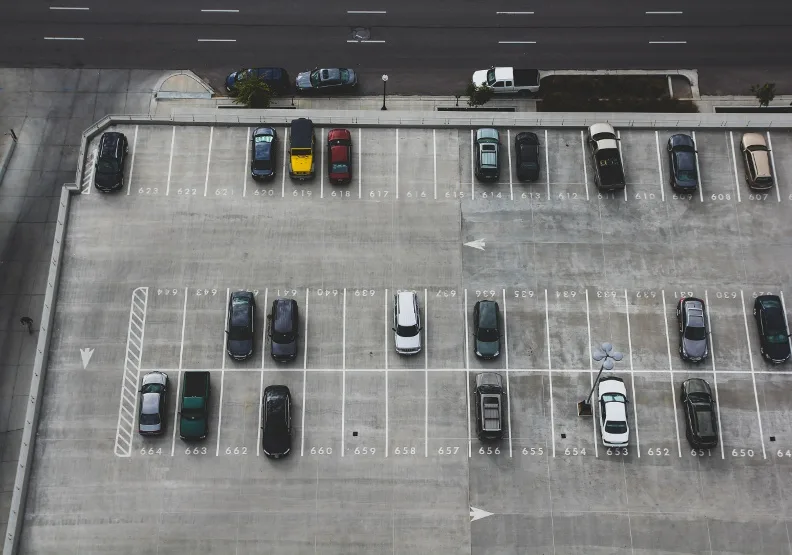 美國普遍的「最低停車位要求」，規定所有的建築物必須提供一定數量的停車位，但卻帶來不良後果。Unsplash by John Matychuk