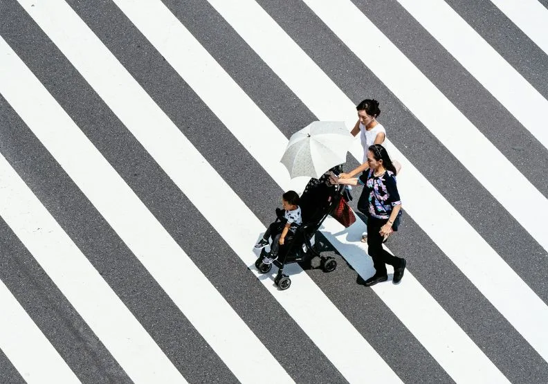 為了拯救低迷的生育率，日本政府計劃向有3個孩子以上的家庭提供「大學免學費」的政策。取自Unsplash