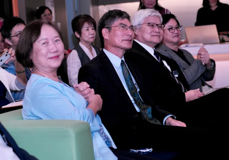 陳良基夫婦新書《牽手就不放手》分享會，台積電總裁魏哲家（右二）、和碩董事長童子賢（右一）也出席參與。許英昌提供。