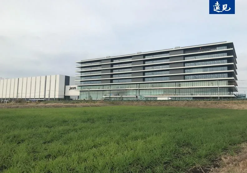 聳立在一片農地中的JASM，生產工廠基本完工，研究大樓內燈光閃爍。林仕祥攝